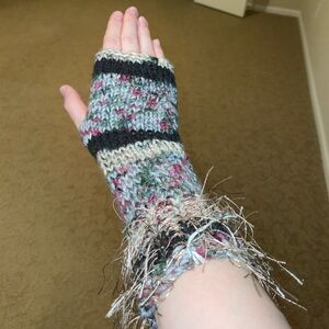 Knit gray fingerless gloves